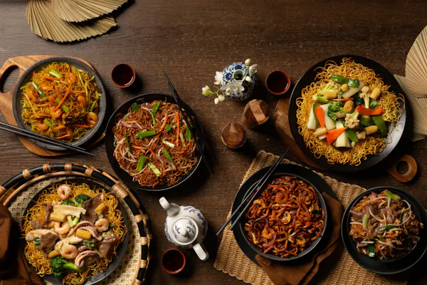 food, tableware, ingredient, vegetable, fried noodles, lo mein