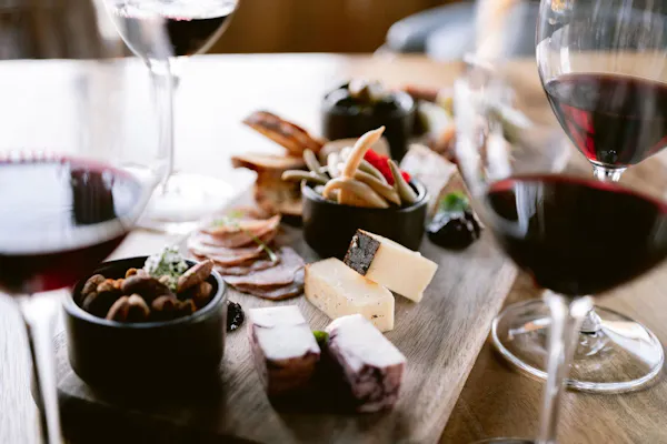 food, tableware, ingredient, stemware, alcoholic drink, wine glass