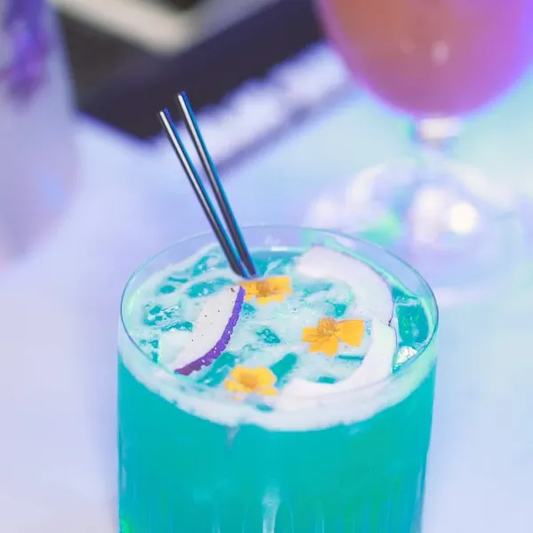 drinking straw, tableware, liquid, ingredient, cocktail, juice