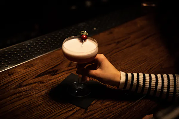 alcoholic drink, tableware, liquor, barware, drinkware, classic cocktail