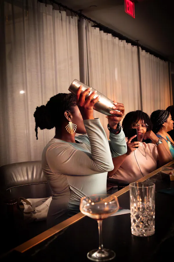 tableware, curtain, flash photography, stemware, lighting, drinkware