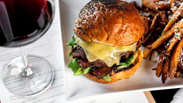 food, tableware, fried food, ingredient, hamburger, fast food