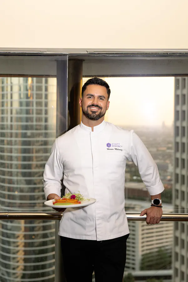 sleeve, smile, uniform, facial expression, collar, chef