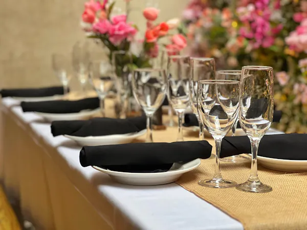 tableware, furniture, stemware, table, tablecloth, drinkware