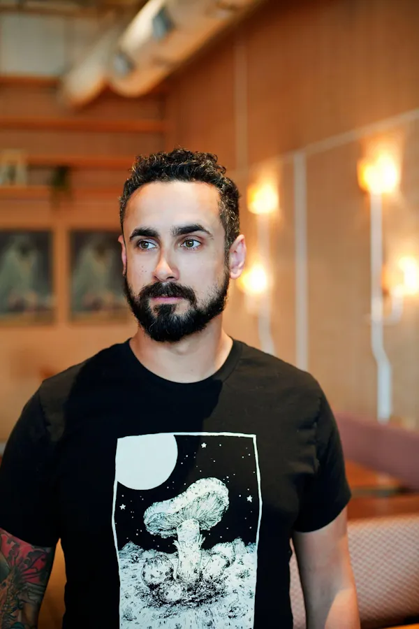 sleeve, facial hair, beard, shoulder, t-shirt, moustache