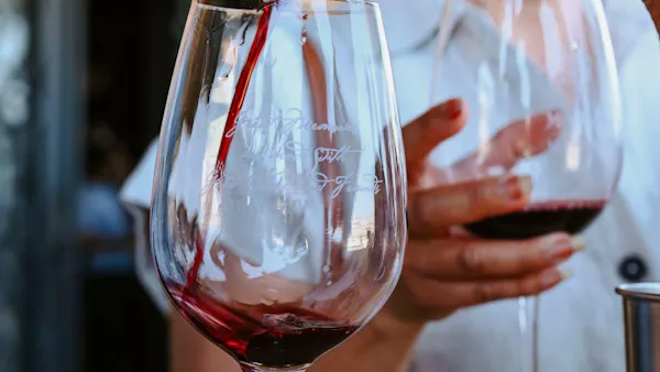 stemware, drinkware, tableware, wine glass, alcoholic drink, barware