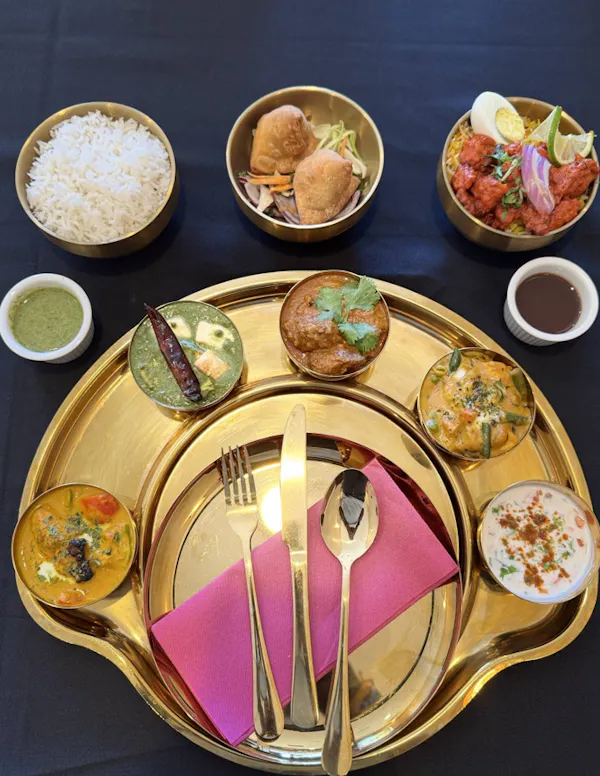 tableware, dishware, serveware, plate, food, kitchen utensil