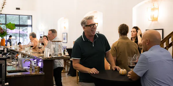 shirt, drinkware, tableware, barware, customer, restaurant
