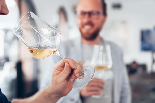 hand, drinkware, stemware, tableware, fluid, gesture