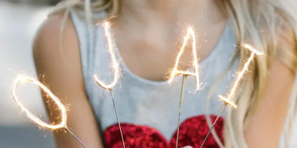 sparkler, blond, sleeveless shirt, portrait photography, happiness, lens flare
