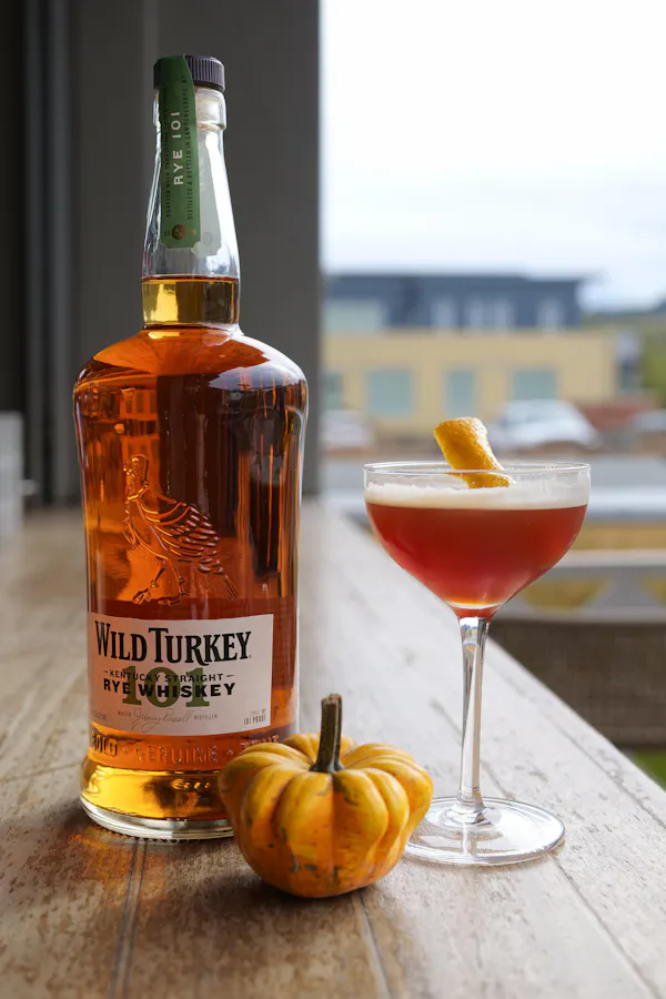 alcoholic drink, bottle, liquor, alcohol, barware, drinkware