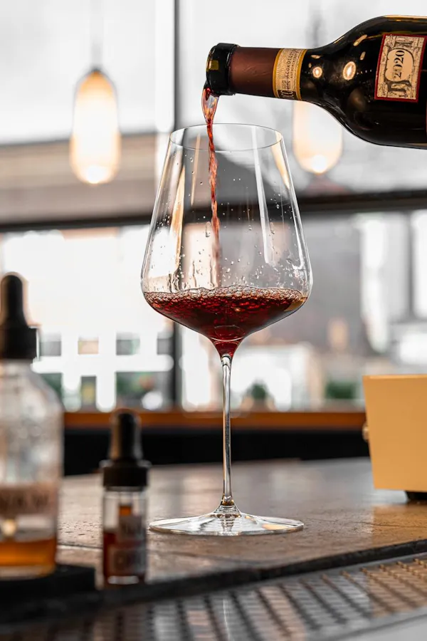 stemware, wine glass, alcoholic drink, tableware, barware, drinkware