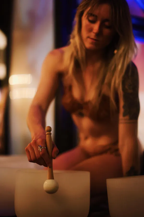 lips, blond, muscle, long hair, brown hair, thorax