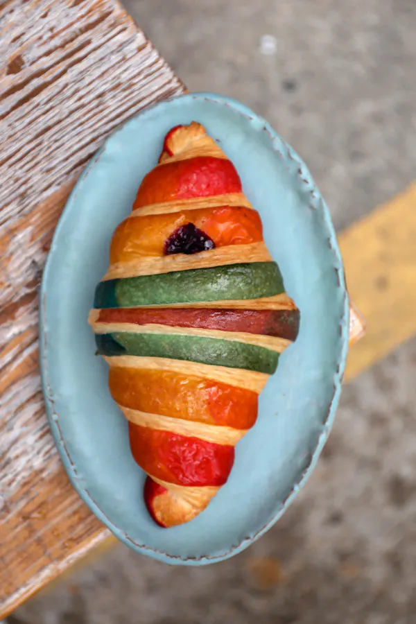 food, ingredient, finger food, dessert, croissant, fast food