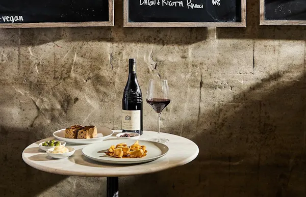 tableware, stemware, drinkware, wine glass, serveware, barware
