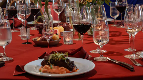 stemware, drinkware, furniture, tableware, food, table