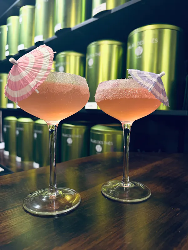 tableware, alcoholic drink, stemware, cocktail, classic cocktail, drinkware
