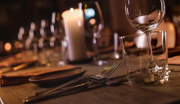 tableware, drinkware, stemware, dishware, barware, plate