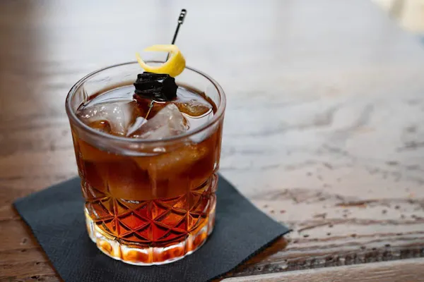 alcoholic drink, tableware, liquor, classic cocktail, cocktail, old fashioned