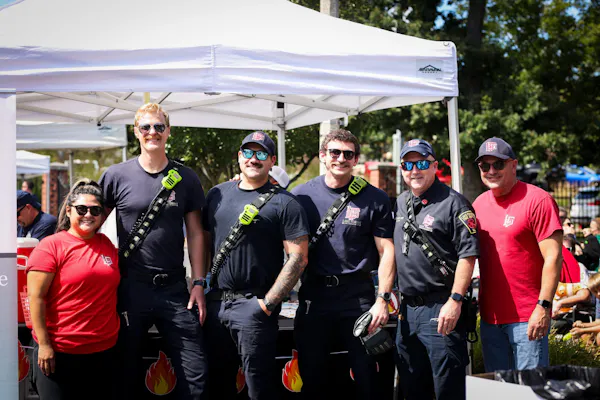 t-shirt, sunglasses, goggles, waist, team, active shirt