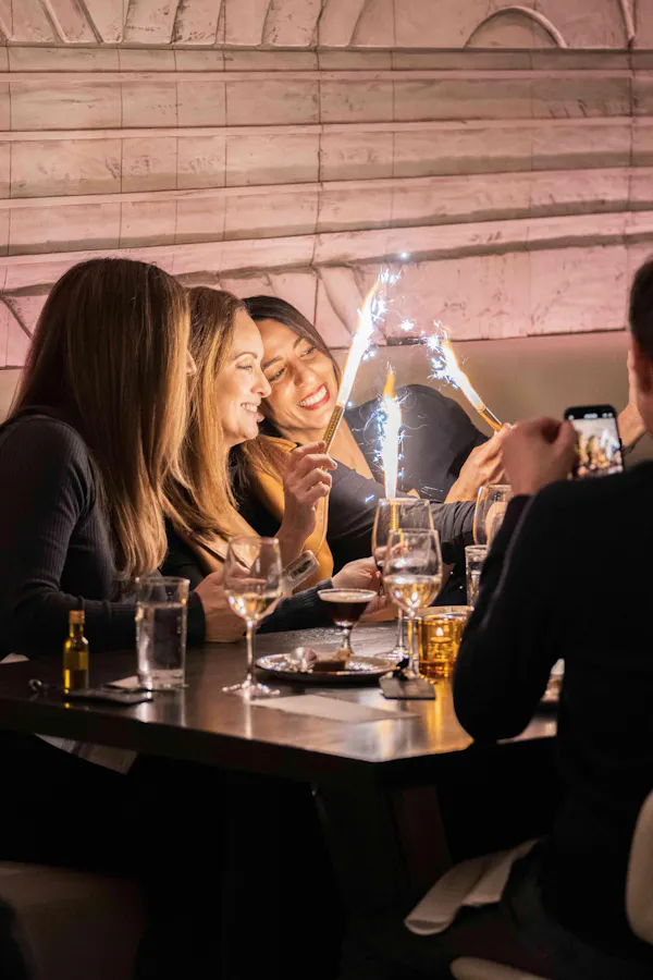 tableware, drinkware, table, barware, restaurant, stemware