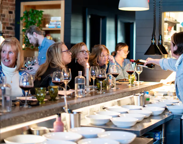 tableware, shirt, drinkware, barware, customer, restaurant