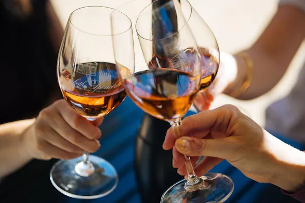 stemware, tableware, drinkware, alcoholic drink, wine glass, barware