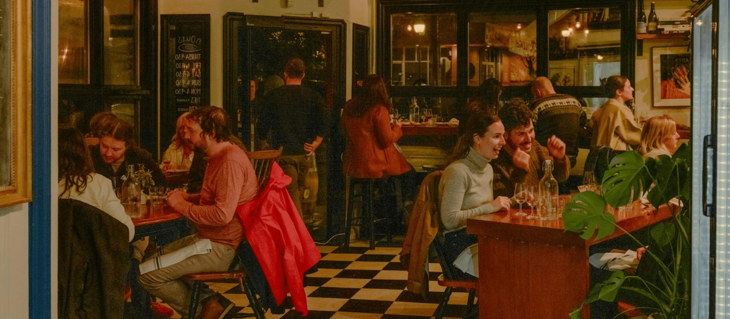 Restaurant bar Bacaro - Kitchen Tablet Restaurants with multiple patrons conversing